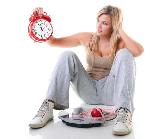 Tiempo para adelgazar la dieta. Chica grande con escala . — Foto de Stock