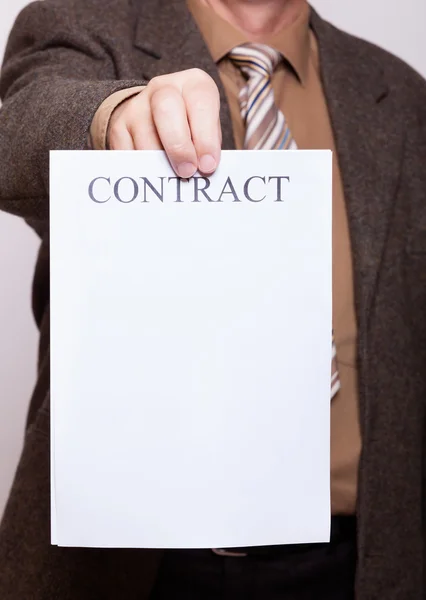 抱着张空白的纸，用签订合同的商人 — 图库照片