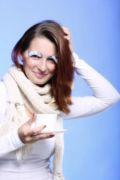 Mulher maquiagem de inverno com xícara de beverge quente — Fotografia de Stock