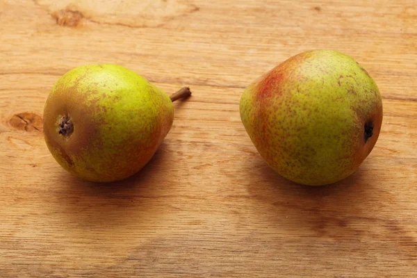 Zwei Birnen Früchte auf Holztischhintergrund — Stockfoto