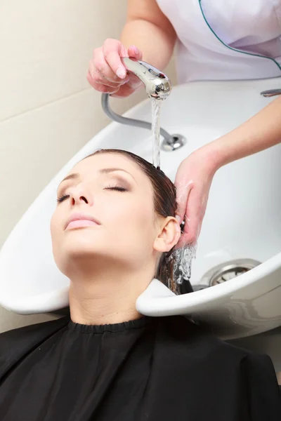 Hairstylist washing woman hair. Hairdressing beauty salon — Stock Photo, Image