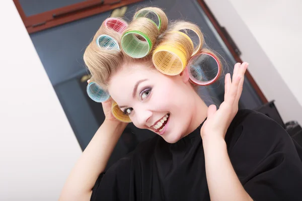 Mulher no salão de beleza, loira rolos de encrespadores de cabelo menina por cabeleireiro. Penteado . — Fotografia de Stock