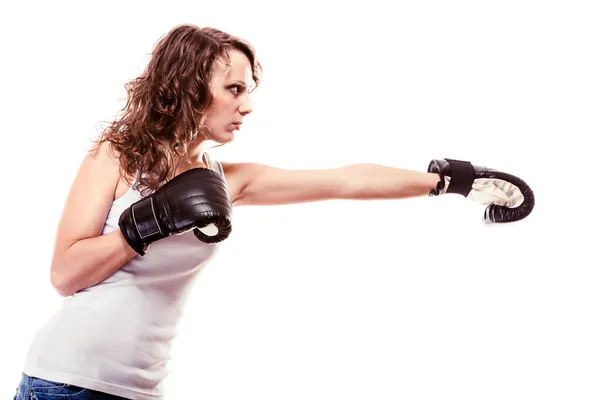 Boxeadora deportiva con guantes negros. Fitness chica entrenamiento patada boxeo . —  Fotos de Stock