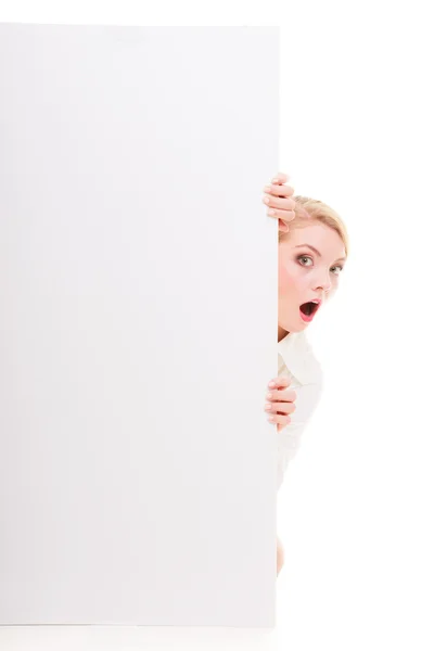 Muchacha rubia sorprendida con el letrero en blanco del tablero de presentación . — Foto de Stock