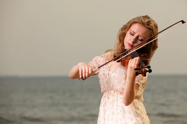 La fille blonde avec un violon en plein air — Photo