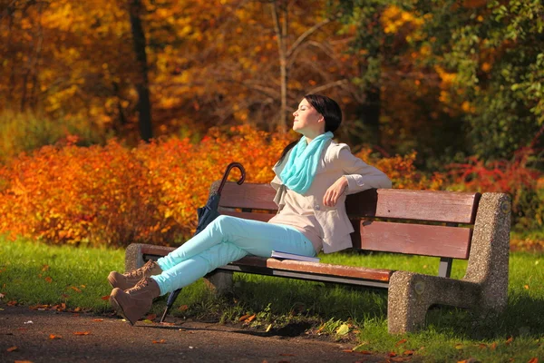 Chica joven relajándose en el parque otoñal. Concepto otoño estilo de vida. —  Fotos de Stock