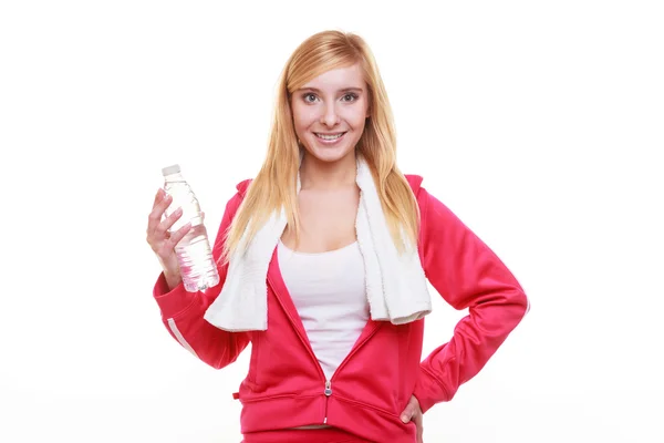 Fitness žena sportovní dívka s ručníkem a izolovaná láhev s vodou — Stock fotografie