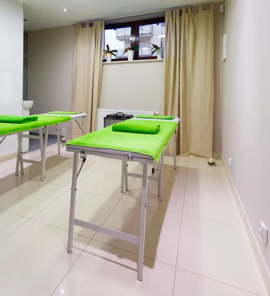 Sala de tratamento de massagens no salão de beleza spa saudável — Fotografia de Stock
