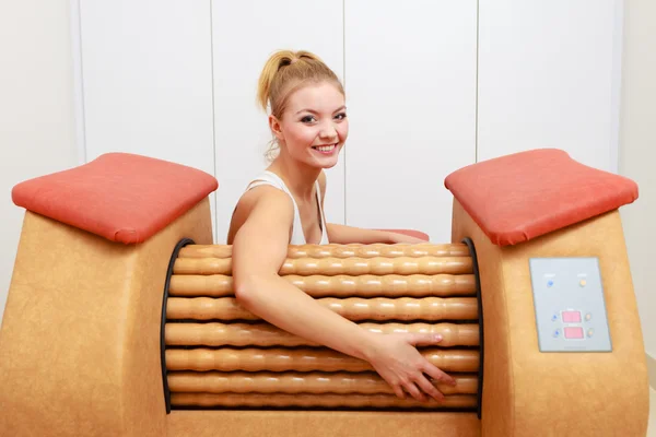 Flickan i sportwear med hjälp av koppla av massage utrustning hälsosam spasalong — Stockfoto