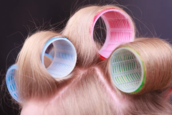 Female blond hair head curlers rollers hairdresser beauty salon — Stock Photo, Image