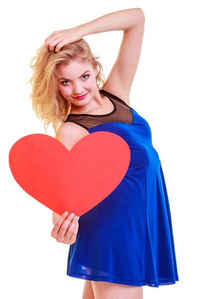 Coração vermelho. símbolo de amor. mulher segurar Valentim símbolo do dia . — Fotografia de Stock