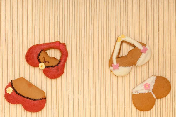 Engraçado biquíni colorido forma bolos de gengibre biscoitos no tapete de bambu — Fotografia de Stock