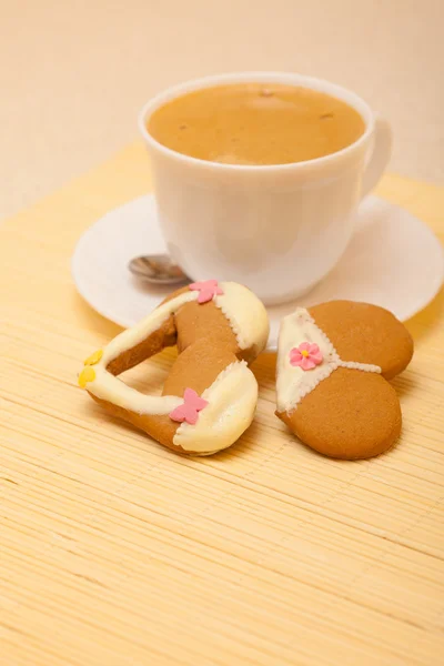 Copa de café bikini ropa interior galleta de pan de jengibre pastel en estera de bambú —  Fotos de Stock