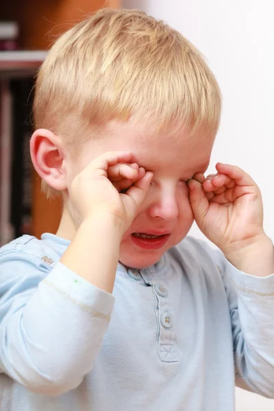 Infância. Retrato de menino choro infeliz criança em casa . — Fotografia de Stock