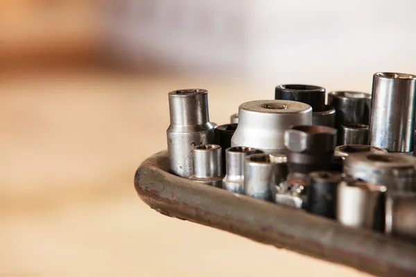 Sortiment kit justerbar metalliskt verktyg i mekaniker garage — Stockfoto