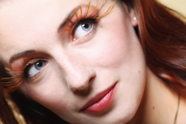 Mujer otoño elegante creativo componen pestañas de ojos falsos —  Fotos de Stock