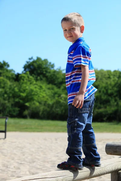 Bambino nel parco giochi, bambino in azione che gioca — Foto Stock