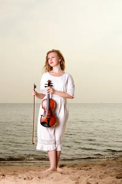 A menina loira com um violino ao ar livre — Fotografia de Stock