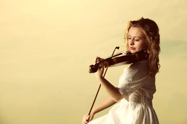 La fille blonde avec un violon en plein air — Photo