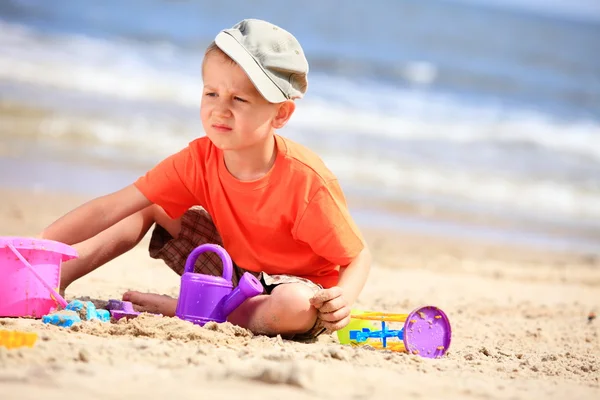 Jongen speelgoed spelen op strand — Stockfoto