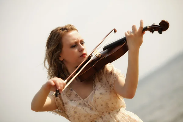 Portrait fille blonde avec un violon en plein air — Photo