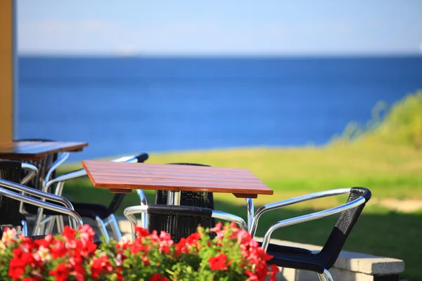 Seaside masa ve sandalyeler evin önünde — Stok fotoğraf