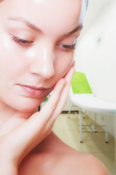 Cosmetologia - donna in peeling facciale fuori maschera. Peeling. Bellezza cura della pelle . — Foto Stock