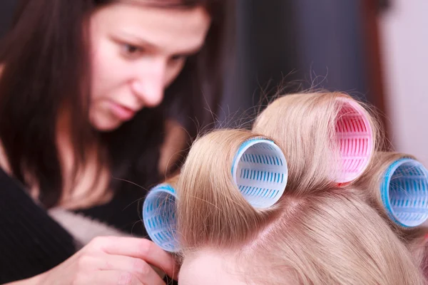 Femme cheveux blonds tête boucles rouleaux salon de beauté coiffeur — Photo