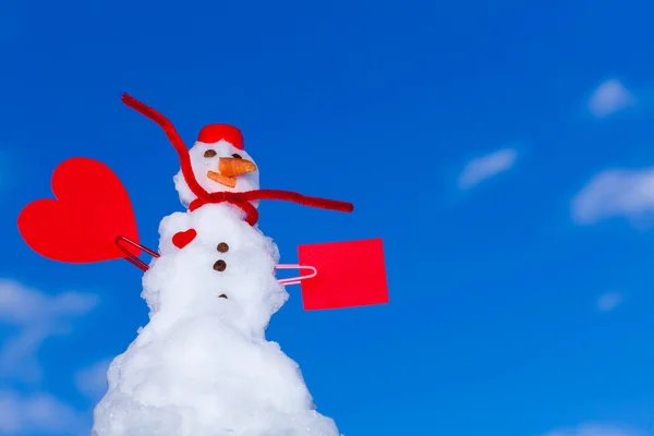 Little Happy Christmas Snowman Cartão de papel vermelho coração ao ar livre. Inverno . — Fotografia de Stock