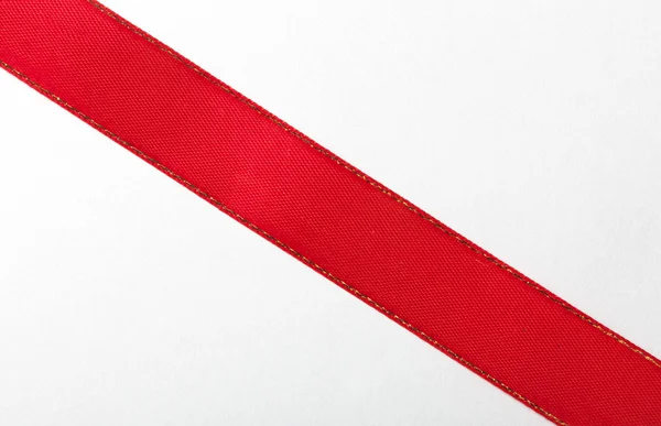 Блискуча червона стрічка на білому тлі з пробілом для копіювання . — стокове фото