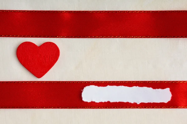 Fondo del día de San Valentín. Cinta y corazón de satén rojo . — Foto de Stock