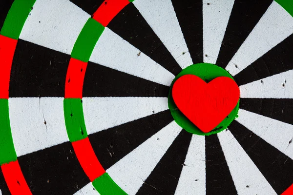 Closeup zwart witte doelstelling met hart bullseye als liefde achtergrond — Stockfoto