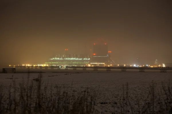 Zimní noční scéna elektrárny — Stock fotografie