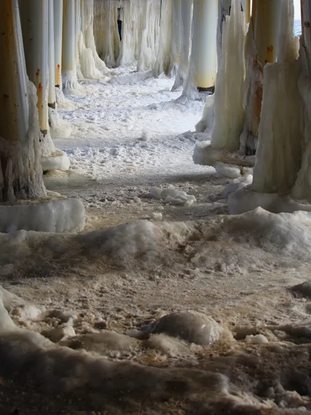 Cenário de inverno. Mar Báltico. Fechar formações de gelo icicles em postes de cais — Fotografia de Stock