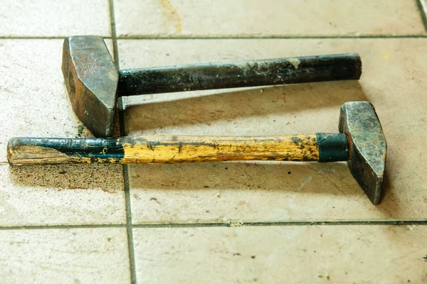 Dos viejos martillos de trineo herramientas de mano en mecánico garaje servicio de coches —  Fotos de Stock