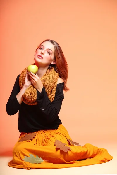 Otoño chica de moda con pestañas de manzana naranja — Foto de Stock