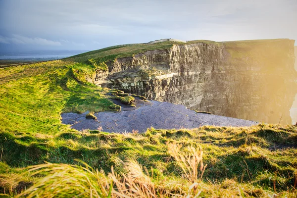 Falésias de Moher ao pôr do sol em Co. Clare, Irlanda Europa — Fotografia de Stock