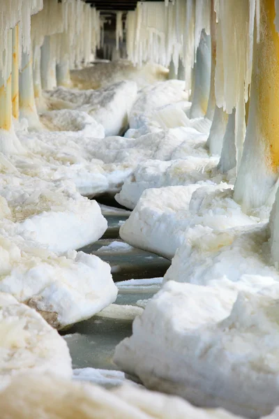 Paesaggio invernale. Mar Baltico. Chiudi le formazioni di ghiaccio ghiaccioli sui pali del molo — Foto Stock