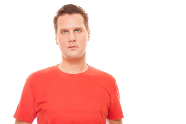 Porträtt av stilig ung man röd t-shirt isolerade — Stockfoto