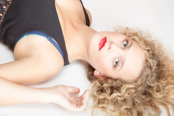 Portrait belle fille blonde maquillage couché sur le sol studio tourné — Photo