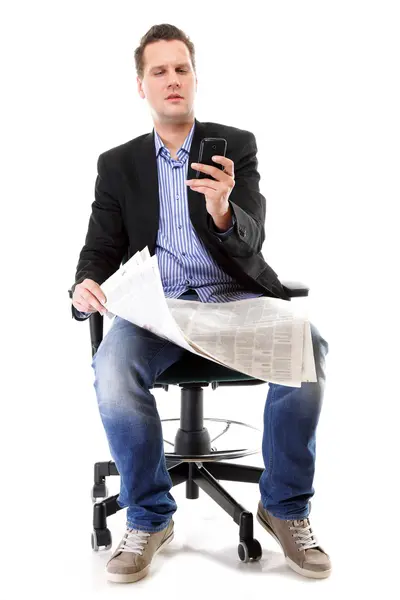 Hombre lee el telefoneo periodístico - noticias económicas — Foto de Stock