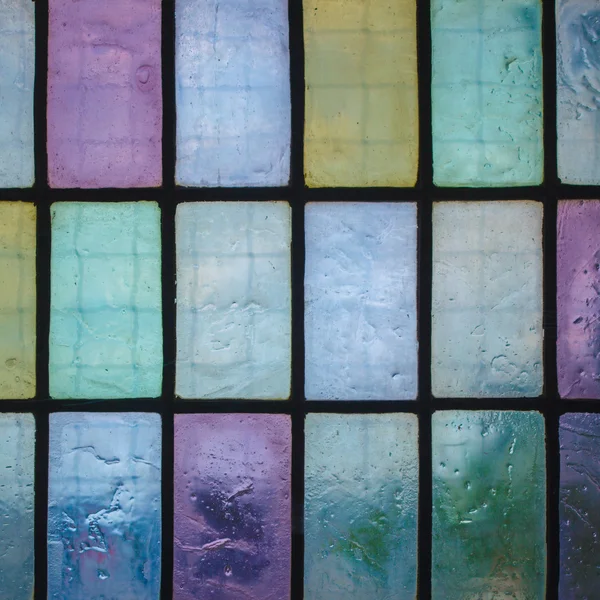 Χρωματισμένο λεκιασμένο γυαλί παράθυρο με τακτική μπλοκ μοτίβο μπλε πράσινο τόνο — Φωτογραφία Αρχείου