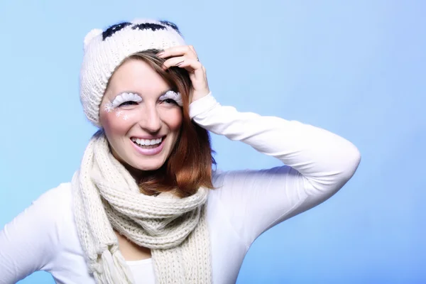 Inverno moda mulher roupas quentes maquiagem criativa — Fotografia de Stock