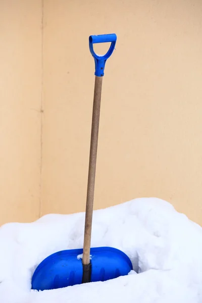Pala de nieve azul de pie en nieve profunda — Foto de Stock