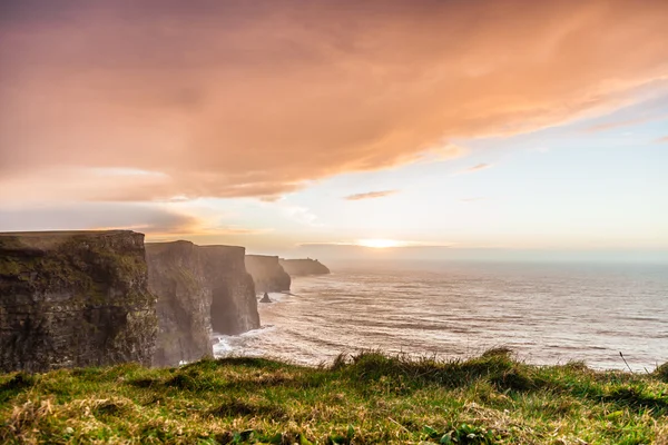 Falaises de Moher au coucher du soleil dans le comté de Clare, Irlande Europe — Photo