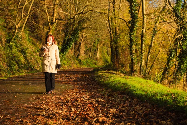 女人走在秋天公园放松。co.cork 爱尔兰. — 图库照片