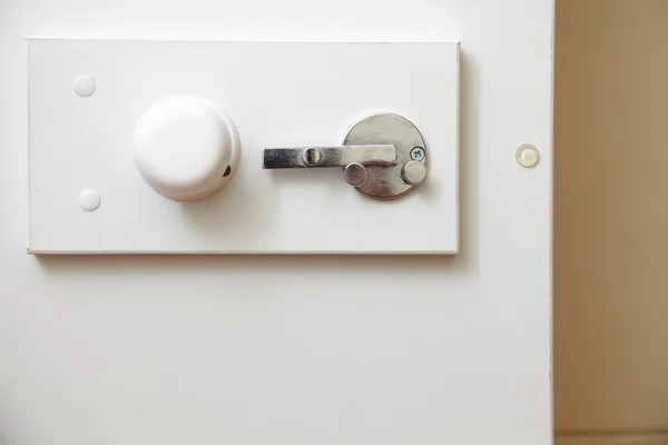 Cerradura en puerta del baño —  Fotos de Stock