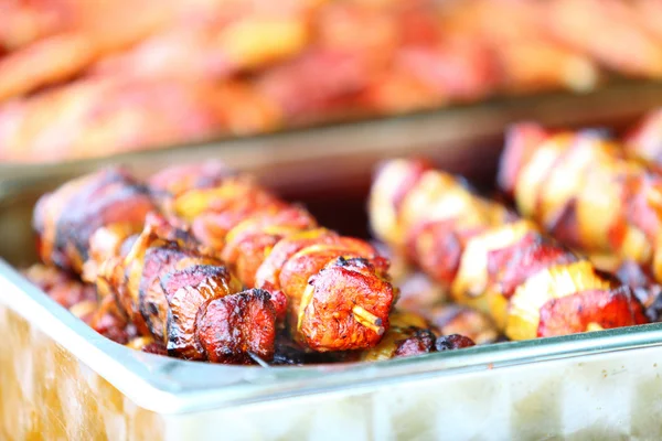 Spett shish kebab annat kött på bbq — Stockfoto