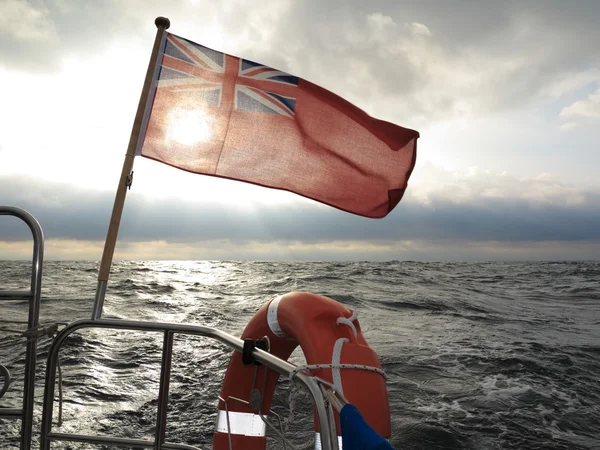 Britský námořní praporčík vlajkový člun a bouřlivé nebe — Stock fotografie