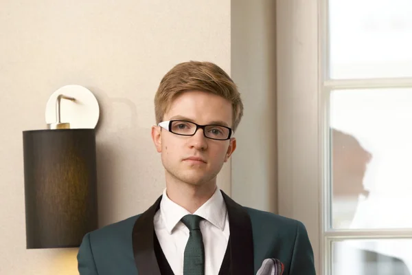 Joven hombre guapo y elegante en la cafetería de moda — Foto de Stock